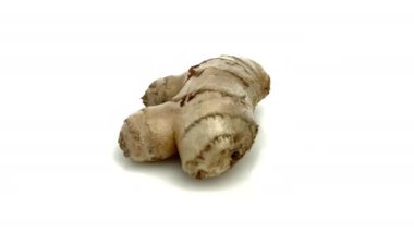 Beyaz arkaplanda zencefil izole