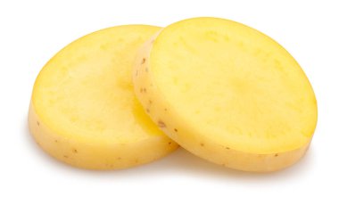 Dilimlenmiş beyaz patates yolu beyazda izole edilmiş.