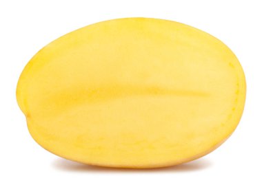 Dilimlenmiş beyaz patates yolu beyazda izole edilmiş.