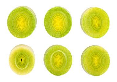 Dilimlenmiş pırasa yolu beyazda izole edilmiş