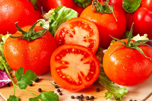 Pomidory Plasterkach Drewniane Biurko Kuchenne — Zdjęcie stockowe