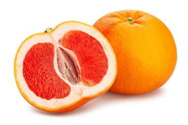 Dilimlenmiş greyfurt yolu beyaza izole edilmiş.