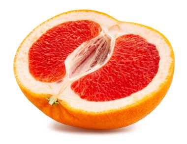 Dilimlenmiş greyfurt yolu beyaza izole edilmiş.