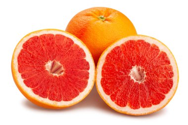 Dilimlenmiş greyfurt yolu beyaza izole edilmiş.