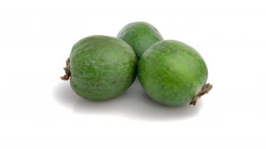 feijoa beyaz arkaplanda izole edildi