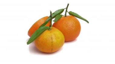Dilimlenmiş mandalina ve beyaz arkaplan yaprakları.