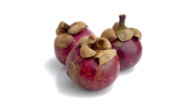 Mangosteen beyaz arka planda izole