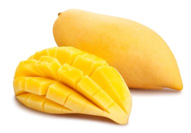 Dilimlenmiş sarı mango yolu beyazda izole edilmiş.