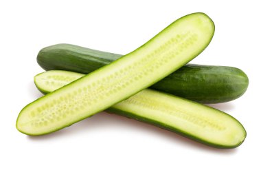 Dilimlenmiş salatalık yolu beyazda izole edilmiş.