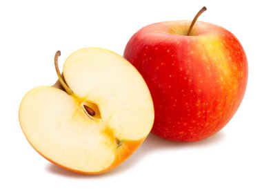 Dilimlenmiş kırmızı elma yolu beyazda izole edilmiş.