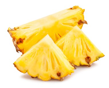 Dilimlenmiş küçük ananas yolu beyaza izole edilmiş.