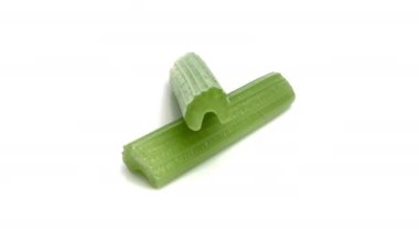 Beyaz arkaplanda izole edilmiş dilimlenmiş kereviz çubukları