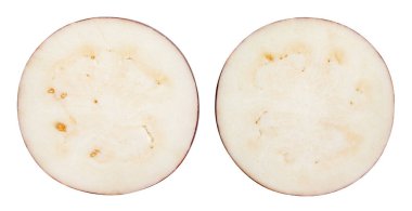 Dilimlenmiş mermer patlıcan yolu beyaza izole edilmiş.