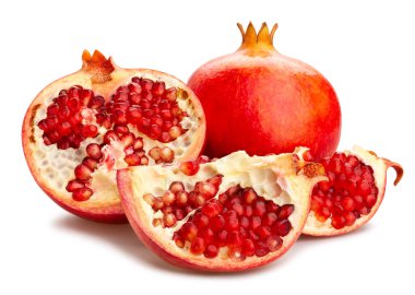 Dilimlenmiş nar yolu beyaza izole edilmiş.