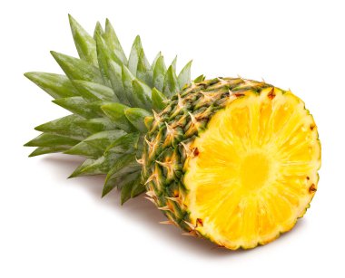 Dilimlenmiş yeşil ananas yolu beyaza izole edilmiş.