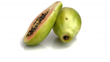 Dilimlenmiş papaya beyaz arka planda izole