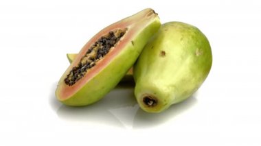 Dilimlenmiş papaya beyaz arka planda izole