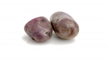 Beyaz arka planda izole edilmiş dilimlenmiş kırmızı patates.