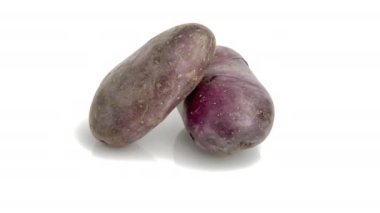 Kırmızı patates beyaz arkaplanda izole edildi