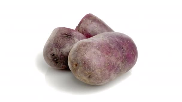 Gesneden Rode Aardappel Geïsoleerd Witte Achtergrond — Stockvideo