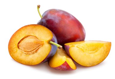 Dilimlenmiş erik yolu beyaz üzerinde izole