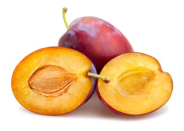 Dilimlenmiş erik yolu beyaz üzerinde izole