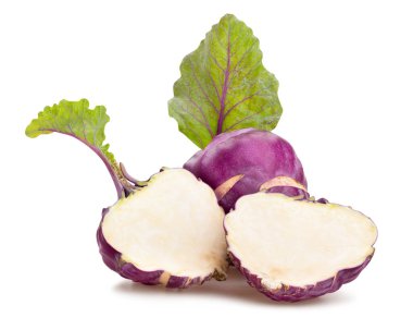 Dilimlenmiş kohlrabi yolu beyazda izole edilmiş.