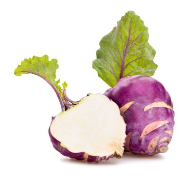Dilimlenmiş kohlrabi yolu beyazda izole edilmiş.