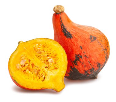 Dilimlenmiş kırmızı kuri kabak yolu beyaza izole edilmiş.