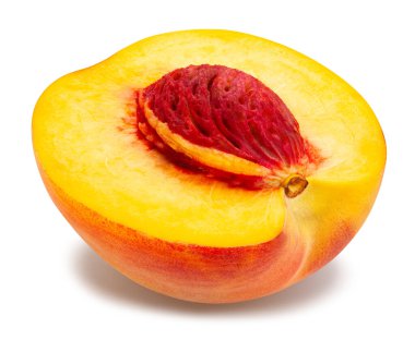 Dilimlenmiş sarı şeftali yolu beyazda izole edilmiş.