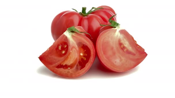 在白色背景上分离的切碎的粉红色西红柿 — 图库视频影像
