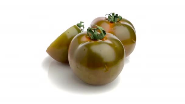 Tomat Kumato Diiris Terisolasi Pada Latar Belakang Putih — Stok Video
