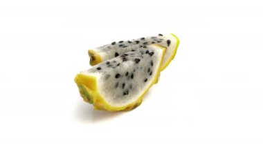 Dilimlenmiş sarı ejderha meyvesi pitahaya beyaz arka planda izole edilmiş.