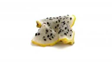Dilimlenmiş sarı ejderha meyvesi pitahaya beyaz arka planda izole edilmiş.