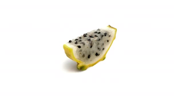 Φέτες Κίτρινο Dragonfruit Pitahaya Απομονώνονται Λευκό Φόντο — Αρχείο Βίντεο