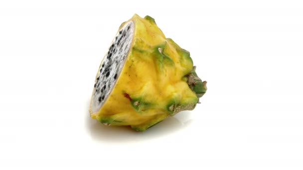 Pitahaya Dragonfruit Amarillo Cortado Rodajas Aislado Sobre Fondo Blanco — Vídeos de Stock