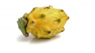 Ejderha meyvesi pitahaya beyaz arka planda izole