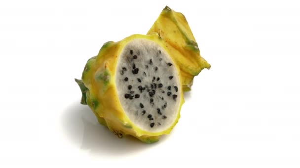Felii Galben Dragonfruit Pitahaya Izolat Fundal Alb — Videoclip de stoc
