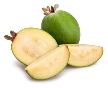 Dilimlenmiş feijoa yolu beyazda izole edildi