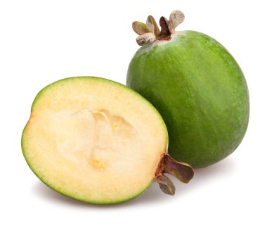 Dilimlenmiş feijoa yolu beyazda izole edildi
