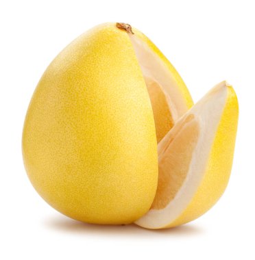 Dilimlenmiş pommelo yolu beyaza izole edilmiş.