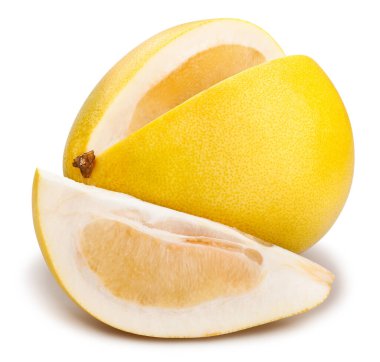 Dilimlenmiş pommelo yolu beyaza izole edilmiş.