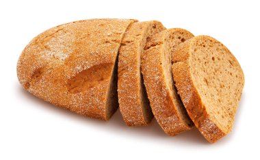 Dilimlenmiş kahverengi ekmek yolu beyazda izole edilmiş