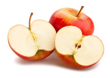 Dilimlenmiş kırmızı elma yolu beyazda izole edilmiş.