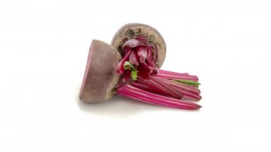 Dilimlenmiş pancar kökü beyaz arkaplanda izole edilmiş