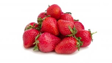 Çilek beyaz arkaplanda izole edildi