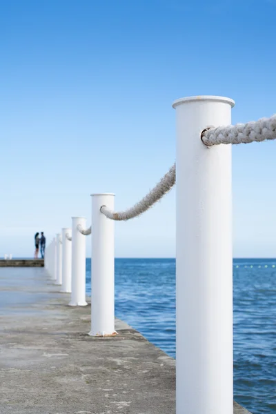 Pier met paar op afstand — Stockfoto