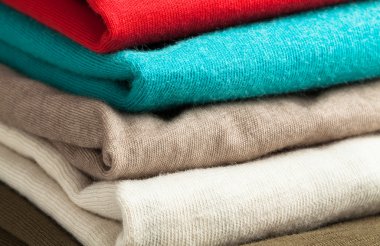 Renkli giyim yığını