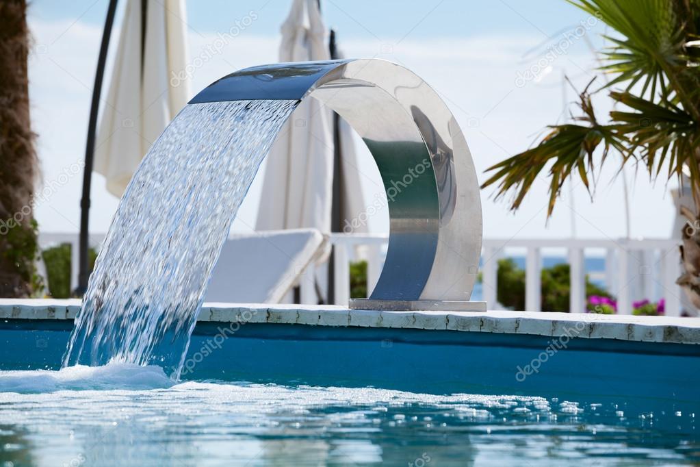fotos de piscina chorro agua imagenes de piscina chorro agua descargar depositphotos