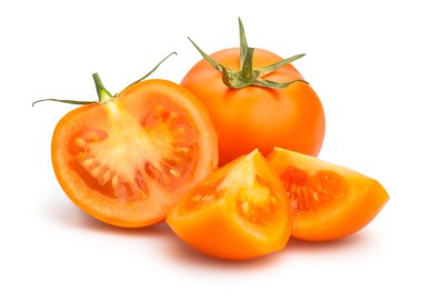 Tam ve dilimlenmiş domates.